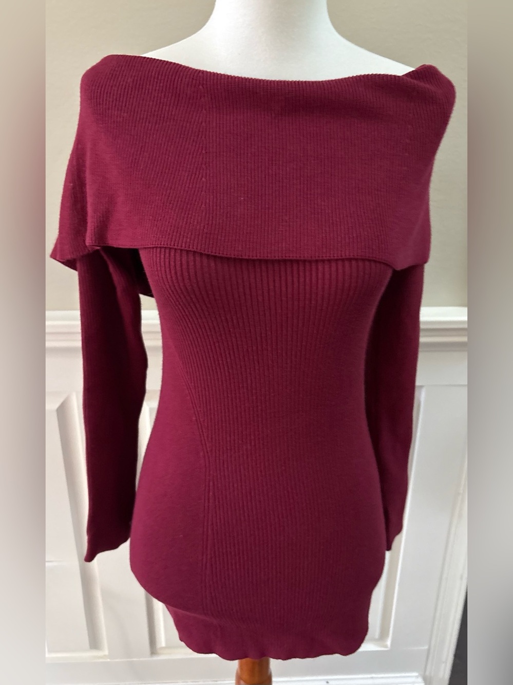 White House Black Market Off-Shoulder Ribbed Long Sleeve Sweater in Burgundy-XSP